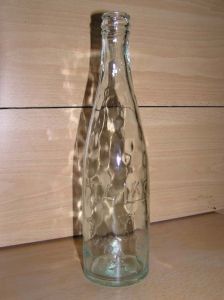 Бутылка с надписью "Talko * KAUBA MARK" белое стекло