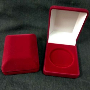 Коробка размером (61х79х32 мм) под монету в капсуле, диаметр ячейки 46 мм, Россия, бордовый