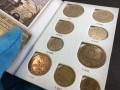 Broschüre Sparbuch mit Münzen aus dem Jahr 1981 (und 1 Rubel 1964)